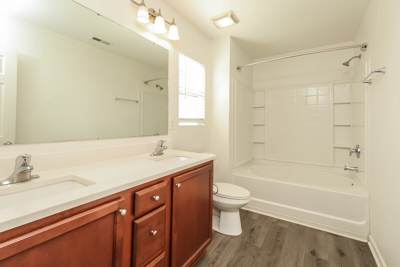 1,900/Mo, 7211 Waldon Park Ln Charlotte, NC 28214 Main Bathroom View
