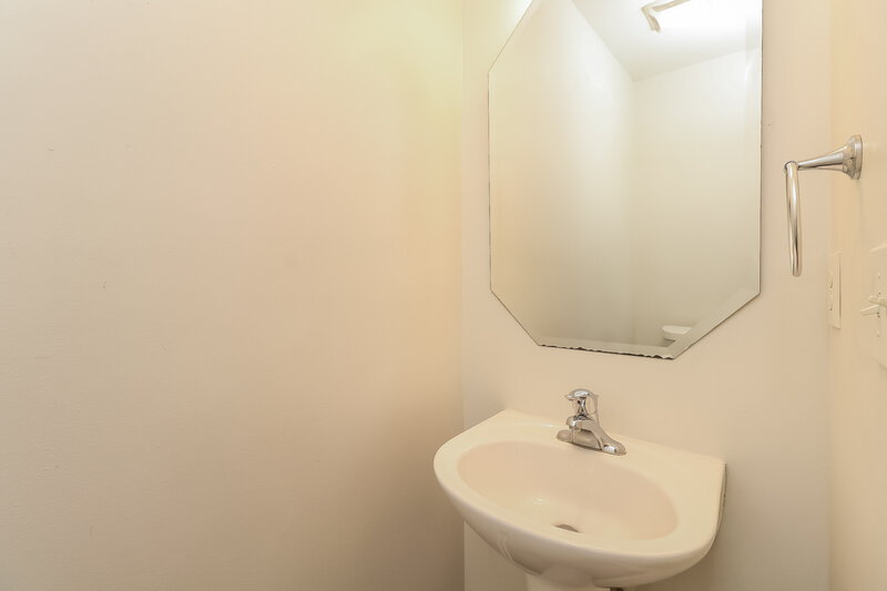 1,900/Mo, 7211 Waldon Park Ln Charlotte, NC 28214 Bathroom View 2