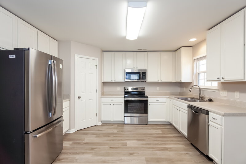 2,000/Mo, 4025 Fifendrum Ln Charlotte, NC 28216 Kitchen View