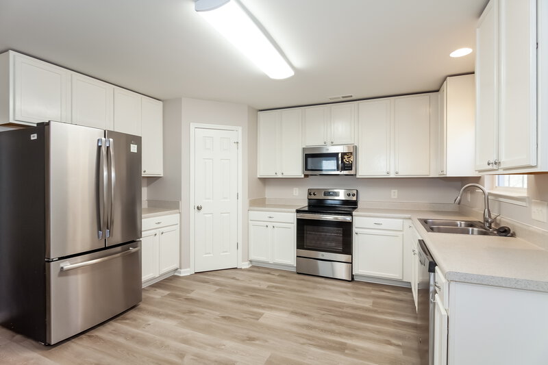 2,000/Mo, 4025 Fifendrum Ln Charlotte, NC 28216 Kitchen View 2