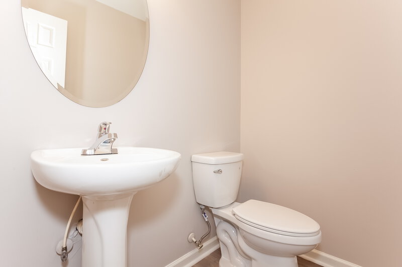 2,000/Mo, 4025 Fifendrum Ln Charlotte, NC 28216 Bathroom View