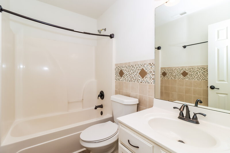 2,135/Mo, 10005 Brawley Ln Charlotte, NC 28215 Main Bathroom View