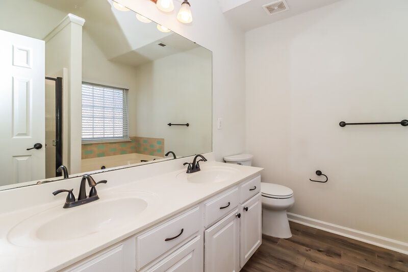 2,135/Mo, 10005 Brawley Ln Charlotte, NC 28215 Bathroom View