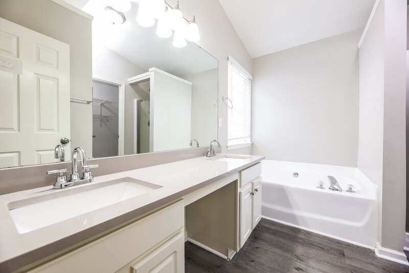 2,365/Mo, 7424 Baylor Way Ct Charlotte, NC 28215 Main Bathroom View