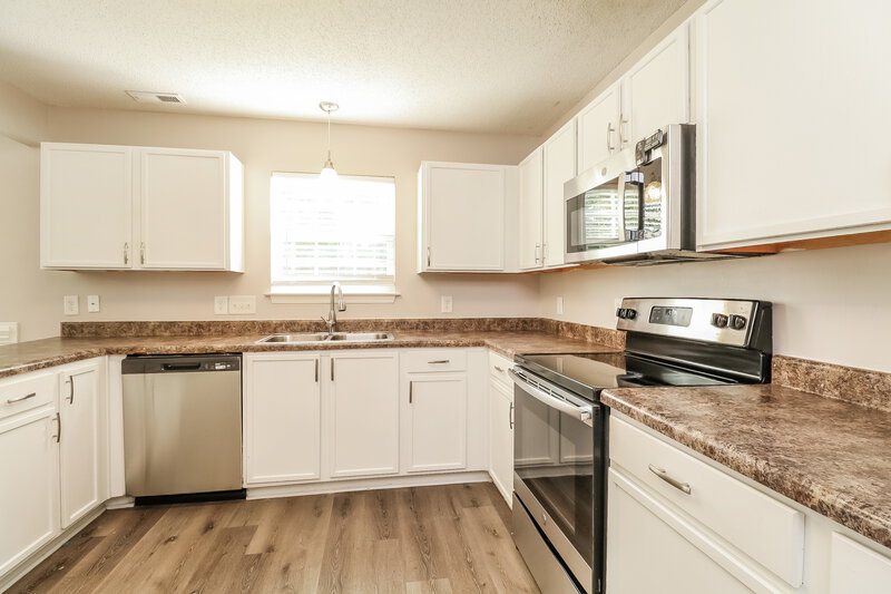 1,935/Mo, 605 Overlook Rd Lowell, NC 28098 Kitchen View 2