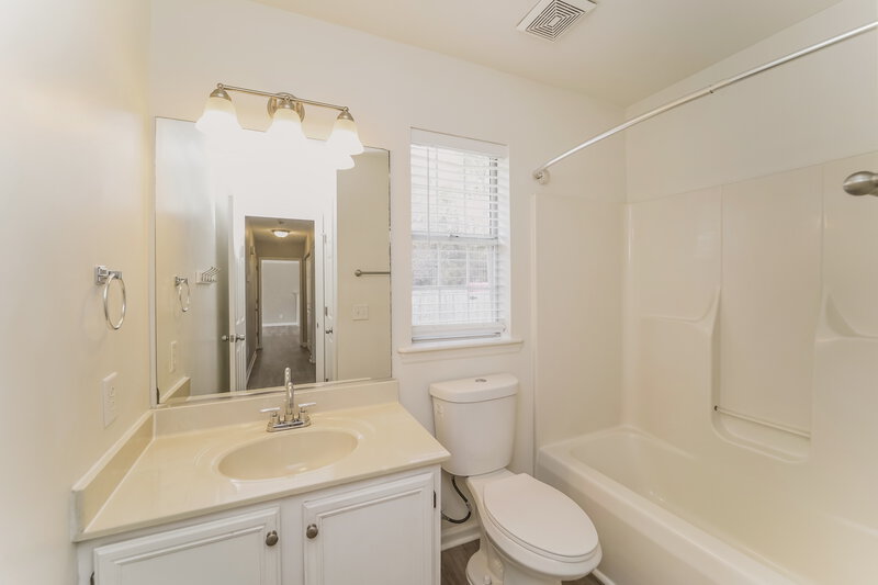 2,650/Mo, 375 Canter Ct NW Concord, NC 28027 Bathroom View