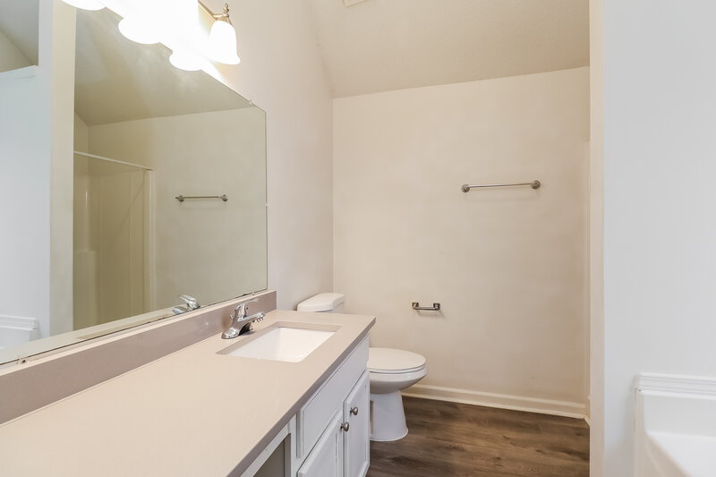 1,925/Mo, 905 Grassy Patch Ln Charlotte, NC 28216 Main Bathroom View