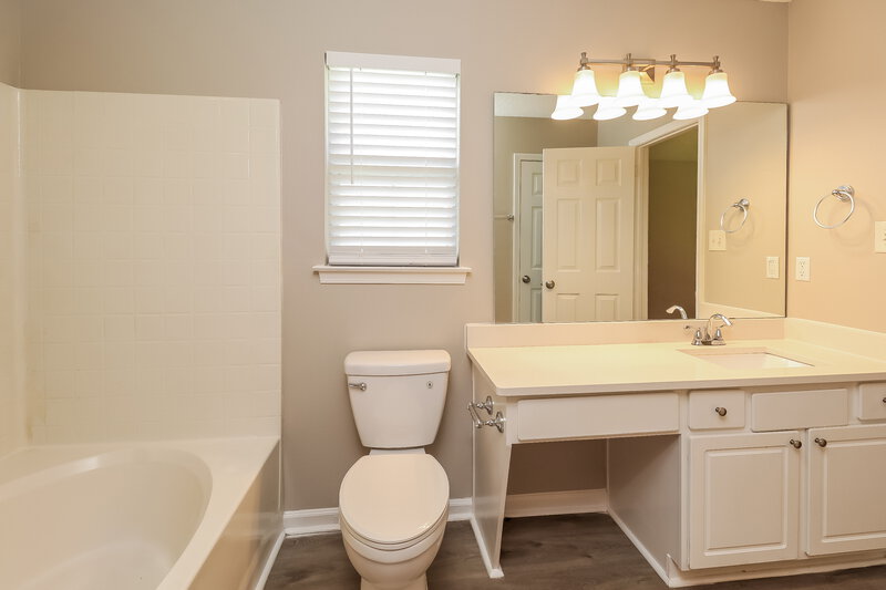 1,645/Mo, 9129 Shenington Pl Charlotte, NC 28216 Main Bathroom View