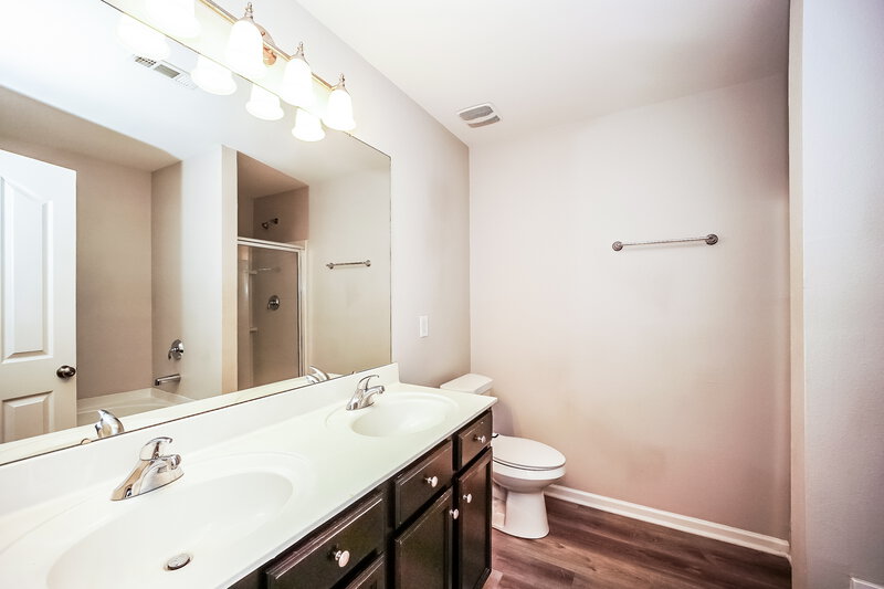 1,825/Mo, 1212 Chaser Ridge Ct Charlotte, NC 28216 Main Bathroom View