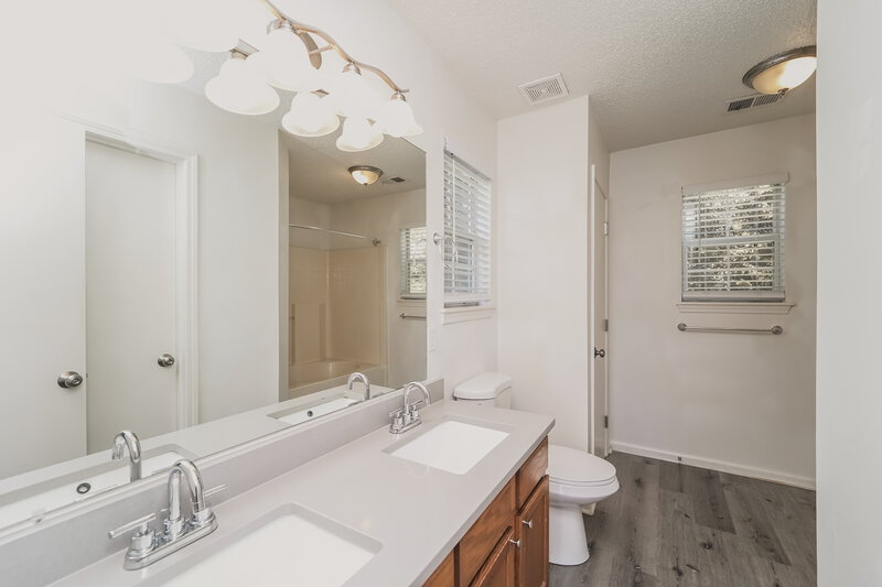 1,935/Mo, 2711 Clarencefield Dr Charlotte, NC 28216 Main Bathroom View