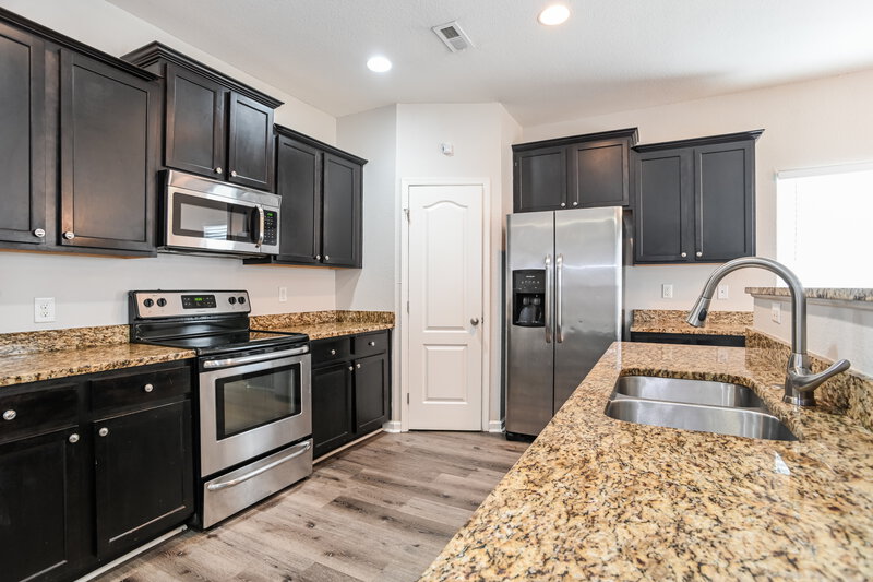 2,080/Mo, 9206 Avery Meadows Dr Charlotte, NC 28216 Kitchen View 2