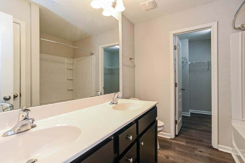 2,080/Mo, 9206 Avery Meadows Dr Charlotte, NC 28216 Main Bathroom View