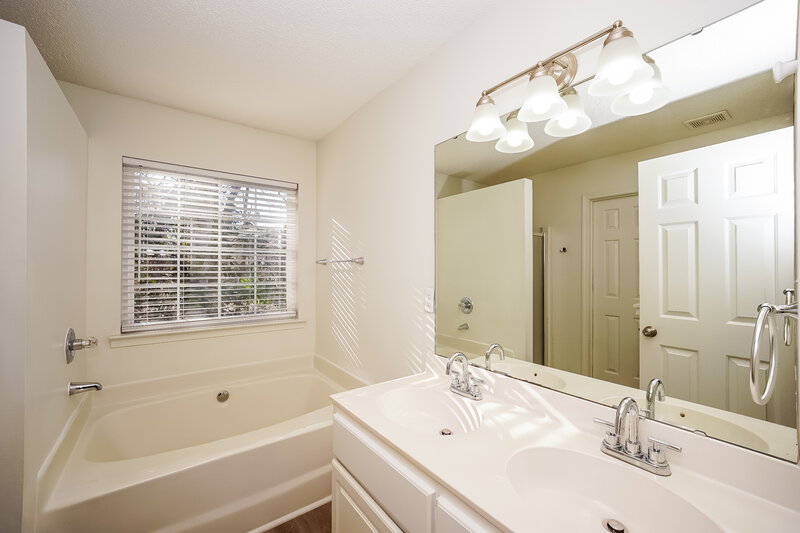 1,965/Mo, 11024 Ballards Pond Ln Matthews, NC 28105 Main Bathroom View