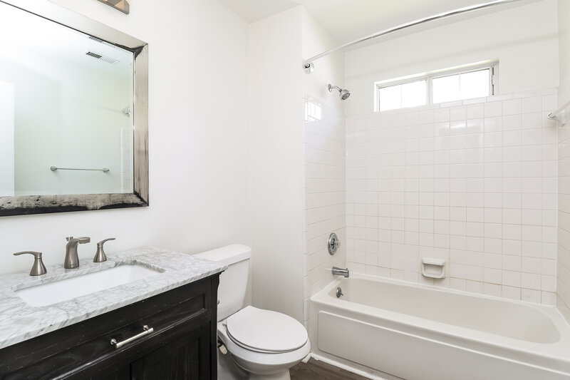 1,980/Mo, 707 Trailing Rock Dr Charlotte, NC 28214 Main Bathroom View