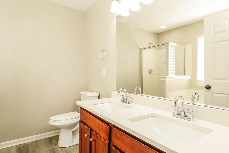 2,475/Mo, 1421 Jordans Pond Ln Charlotte, NC 28214 Main Bathroom View