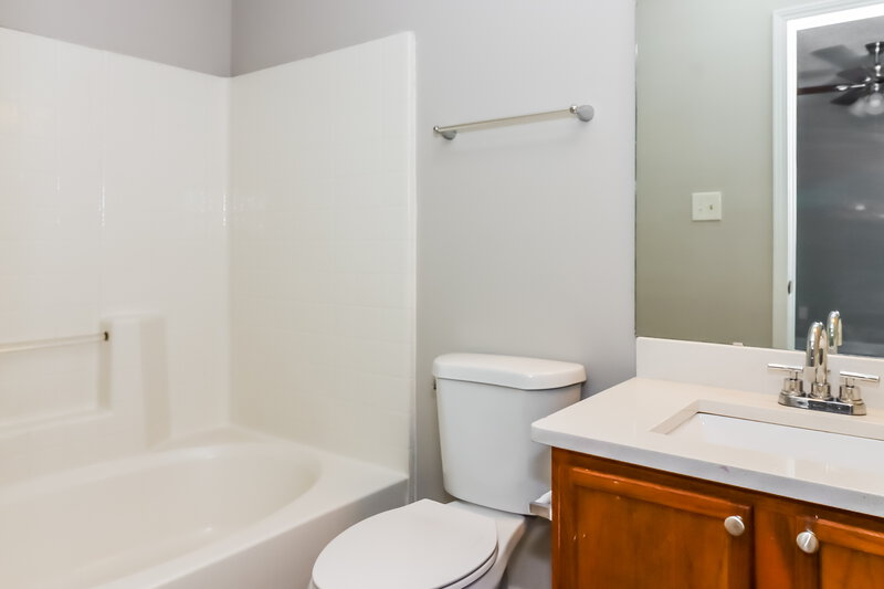 2,345/Mo, 3720 Old Wagon Road Charlotte, NC 28269 Main Bathroom View