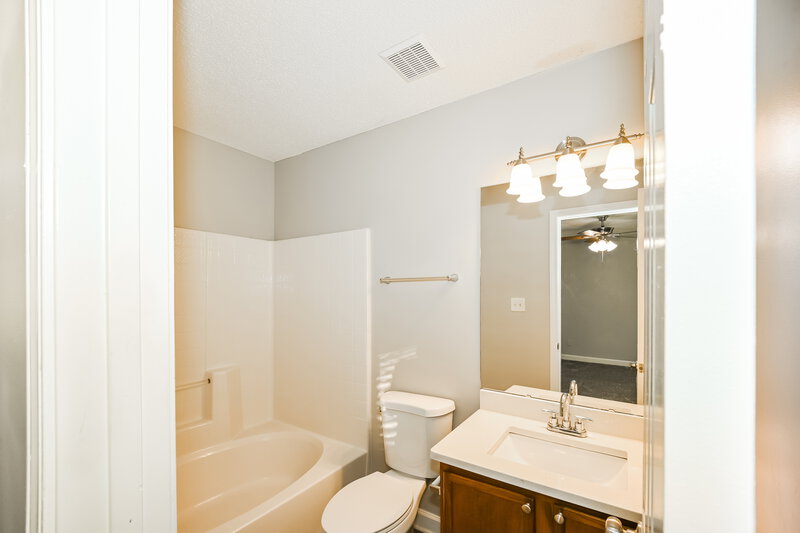 2,095/Mo, 3720 Old Wagon Road Charlotte, NC 28269 Main Bathroom View