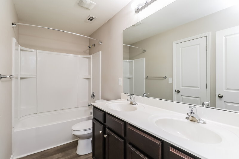 2,185/Mo, 1954 Eastway Drive Dallas, NC 28034 Main Bathroom View