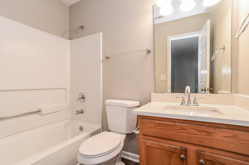 1,950/Mo, 929 Grass Hollow Charlotte, NC 28216 Bathroom View
