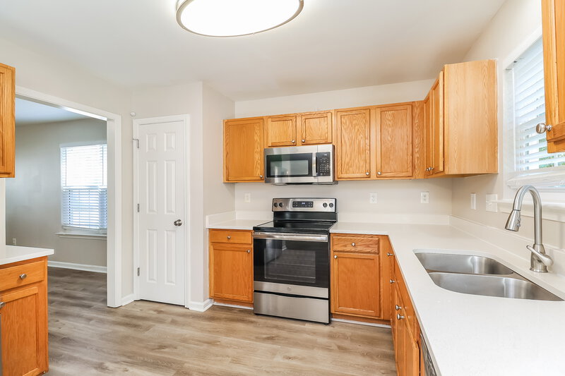 1,920/Mo, 937 Grass Hollow Charlotte, NC 28216 Kitchen View 2