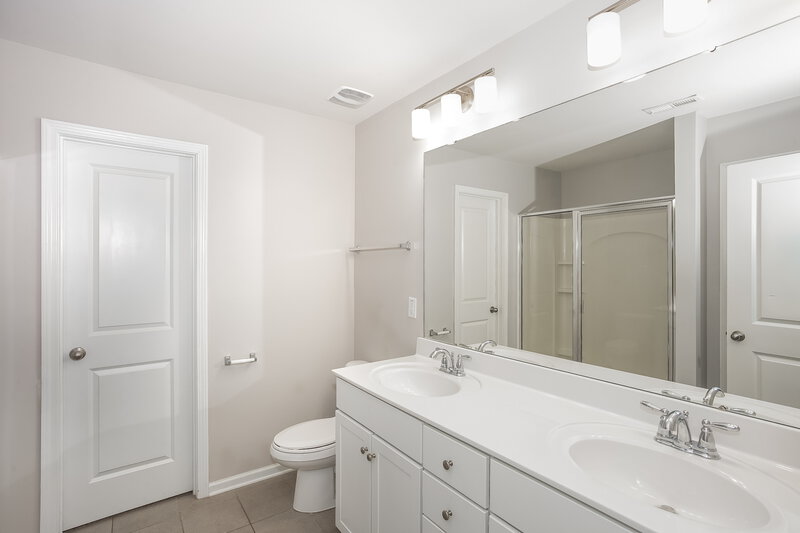 2,035/Mo, 4331 Drifter Drive Charlotte, NC 28227 Main Bathroom View