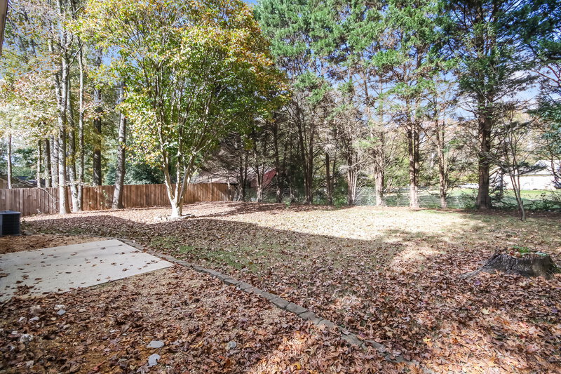 2,245/Mo, 5030 Poplar Glen Drive Matthews, NC 28104 Backyard View
