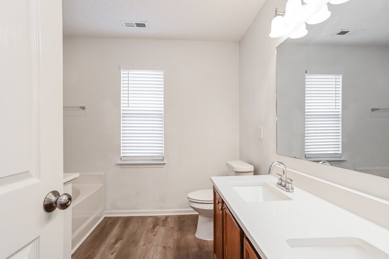 1,945/Mo, 4530 Fox Thorne Dr Charlotte, NC 28216 Main Bathroom View