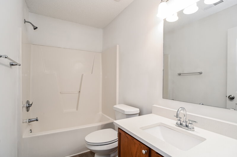 1,945/Mo, 4530 Fox Thorne Dr Charlotte, NC 28216 Bathroom View