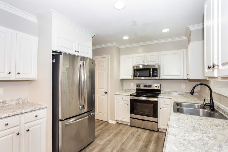 2,175/Mo, 7811 Belchester Circle Charlotte, NC 28215 Kitchen View