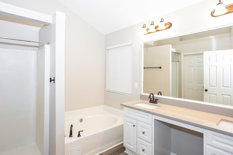 2,175/Mo, 7811 Belchester Circle Charlotte, NC 28215 Main Bathroom View