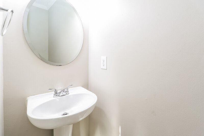 2,250/Mo, 6021 Pennycross Lane Charlotte, NC 28216 Bathroom View