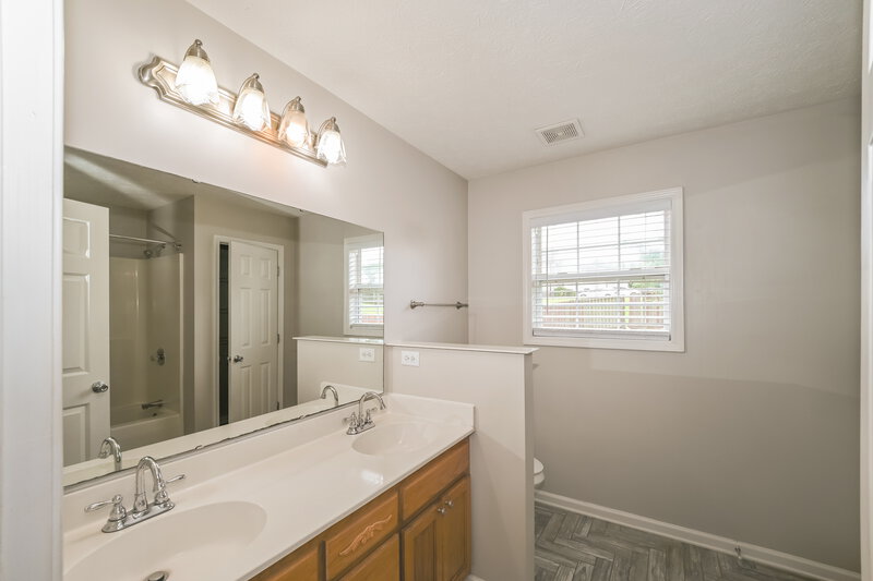 0/Mo, 634 Loch Lomond Cir Concord, NC 28025 Main Bathroom View