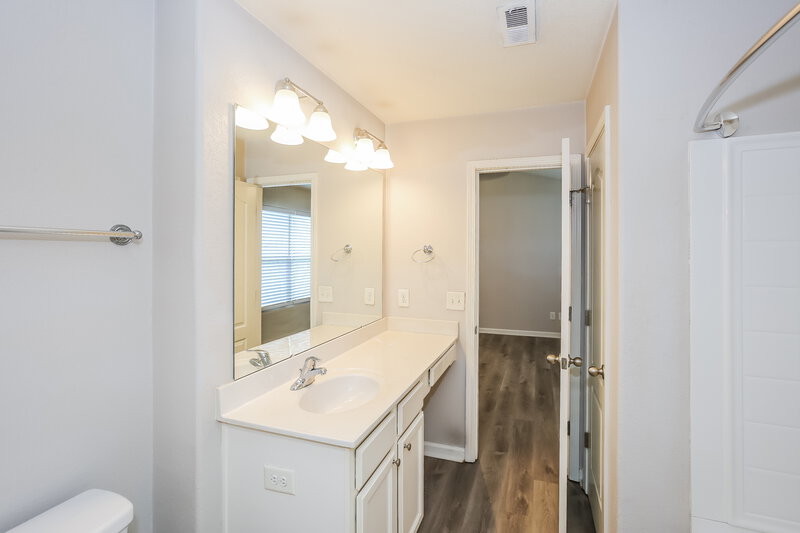 2,180/Mo, 8503 Paw Valley Lane Charlotte, NC 28214 Main Bathroom View