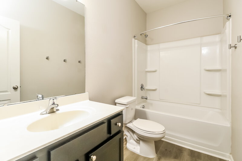 1,785/Mo, 2521 Meadow Crossing Drive Dallas, NC 28034 Bathroom View