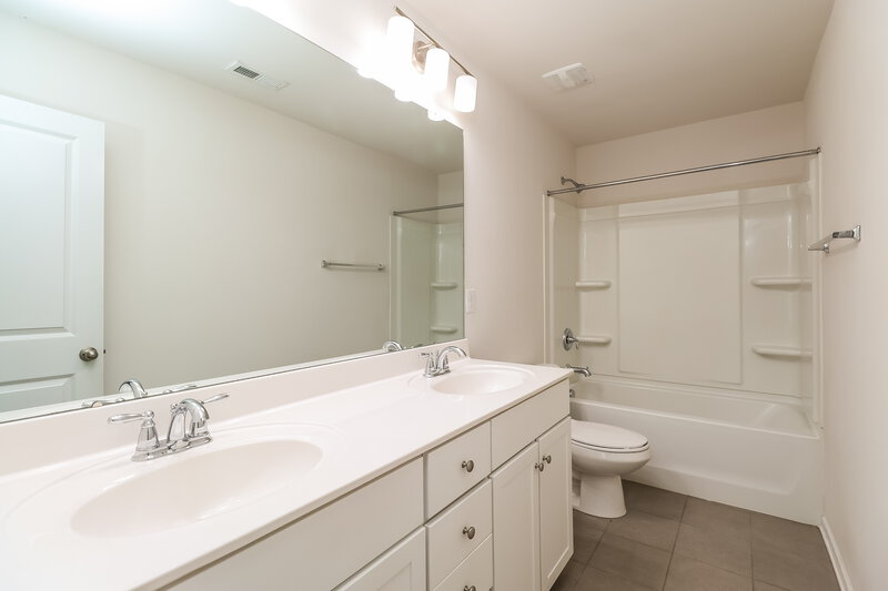 2,480/Mo, 4326 Drifter Drive Charlotte, NC 28227 Main Bathroom View