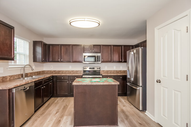 2,040/Mo, 4234 Grant Martin Dr Charlotte, NC 28208 Kitchen View