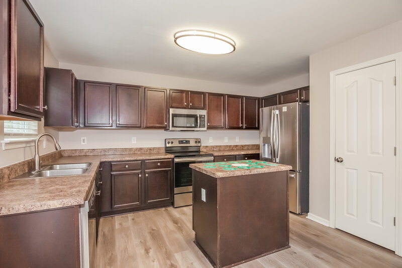 2,040/Mo, 4234 Grant Martin Dr Charlotte, NC 28208 Kitchen View 2