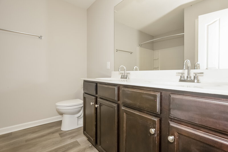 2,040/Mo, 4234 Grant Martin Dr Charlotte, NC 28208 Master Bathroom View
