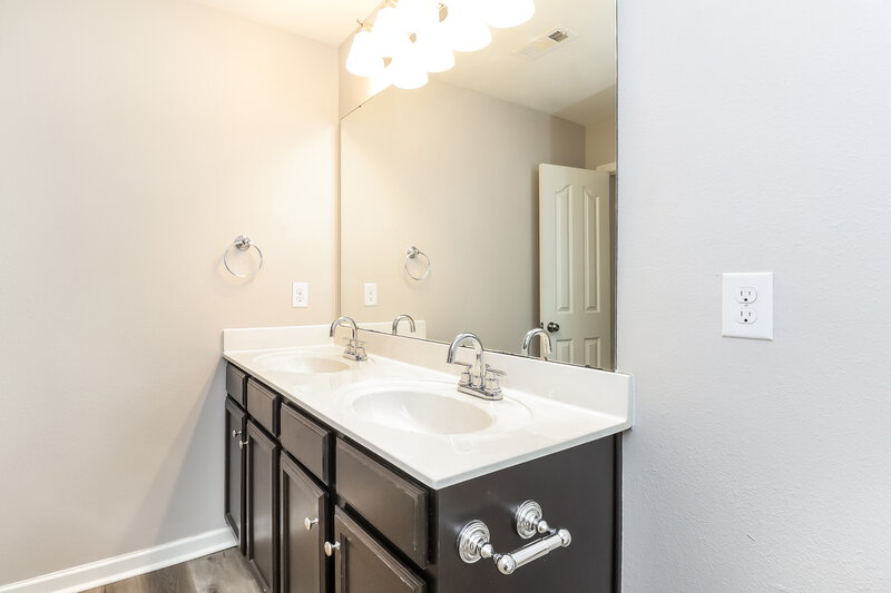 2,135/Mo, 4234 Grant Martin Dr Charlotte, NC 28208 Main Bathroom View