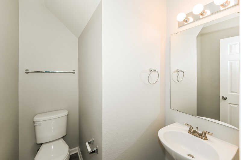 1,975/Mo, 8817 Oak Drive NE Charlotte, NC 28269 Bathroom View 2