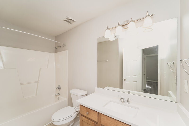 1,940/Mo, 5909 Lawnmeadow Drive Charlotte, NC 28216 Bathroom View