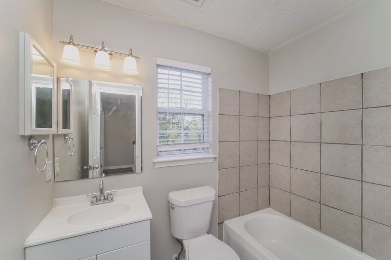 1,885/Mo, 8626 Terra Cotta Drive Charlotte, NC 28215 Bathroom View