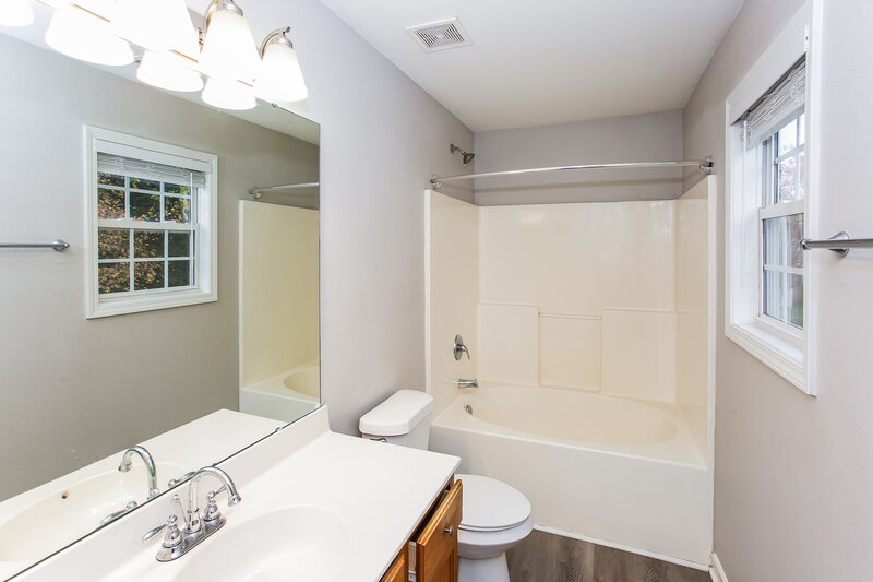 1,770/Mo, 2642 Oasis Lane Charlotte, NC 28214 Bathroom View