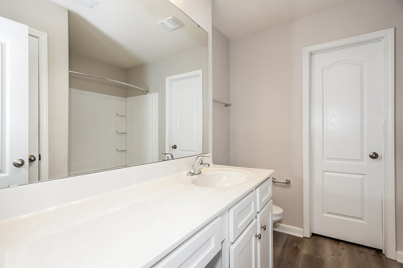 2,115/Mo, 6126 Loy Court Charlotte, NC 28214 Main Bathroom View
