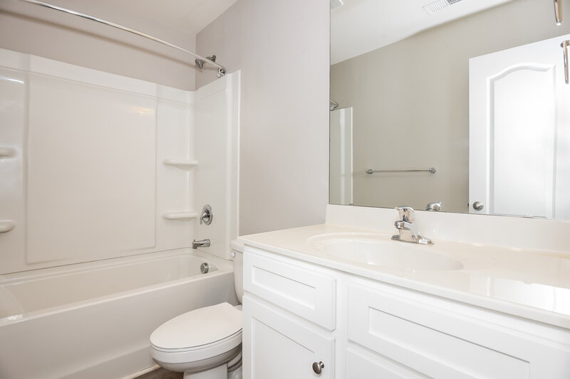 2,115/Mo, 6126 Loy Court Charlotte, NC 28214 Bathroom View 2
