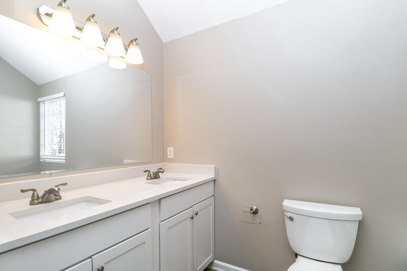 1,895/Mo, 3307 Reid Brook Ln Charlotte, NC 28208 Main Bathroom View
