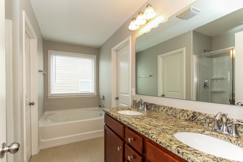 3,360/Mo, 10305 Snowbell Ct Charlotte, NC 28215 Main Bathroom View