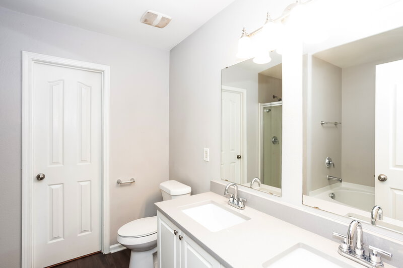 2,245/Mo, 8525 Emerald Fern Way Charlotte, NC 28214 Main Bathroom View