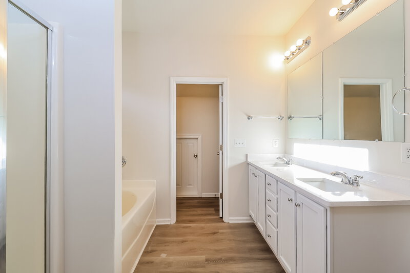 1,975/Mo, 7400 Gilead Rd Huntersville, NC 28078 Main Bathroom View