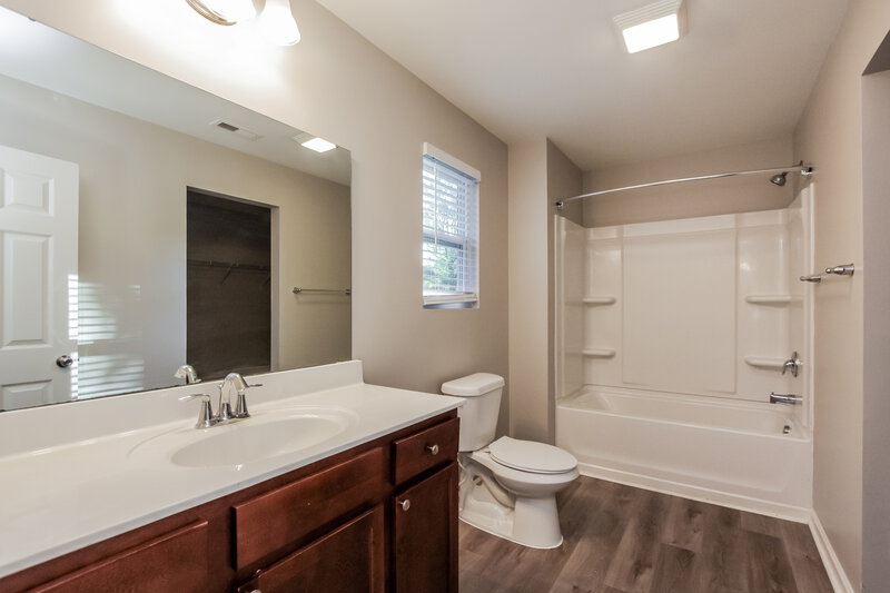 2,250/Mo, 6629 Covington Commons Dr Charlotte, NC 28227 Main Bathroom View